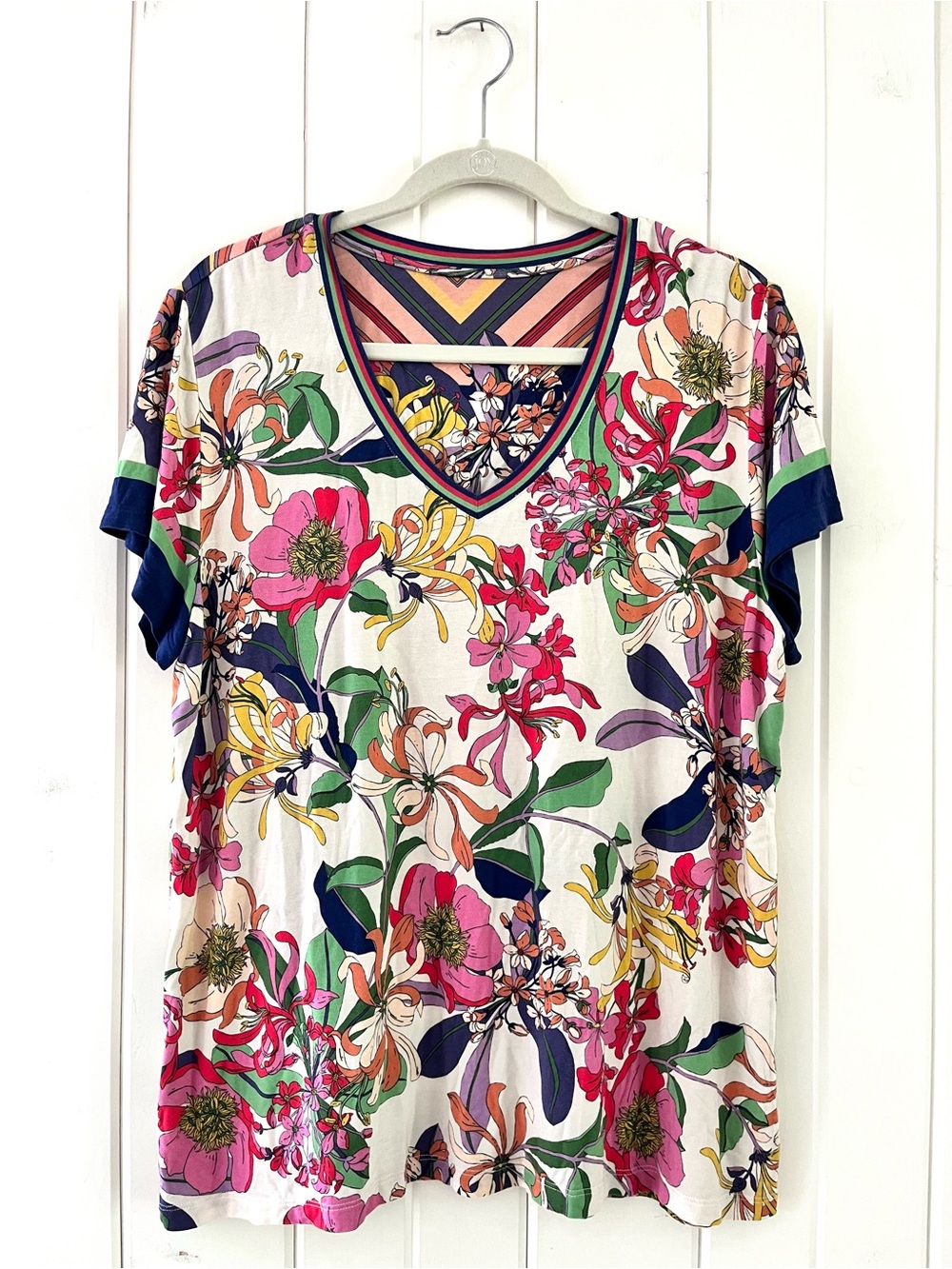 Johnny Was Janie Short Sleeve V-neck Tee, Sz XL (P2P 22”)